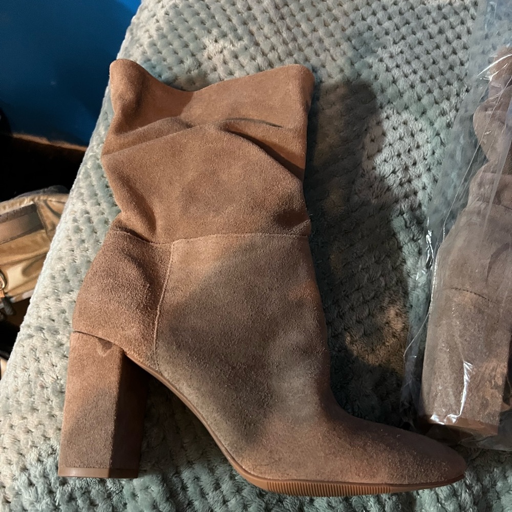 Size 8. Never been worn. 3-4 inch heel. Tan.